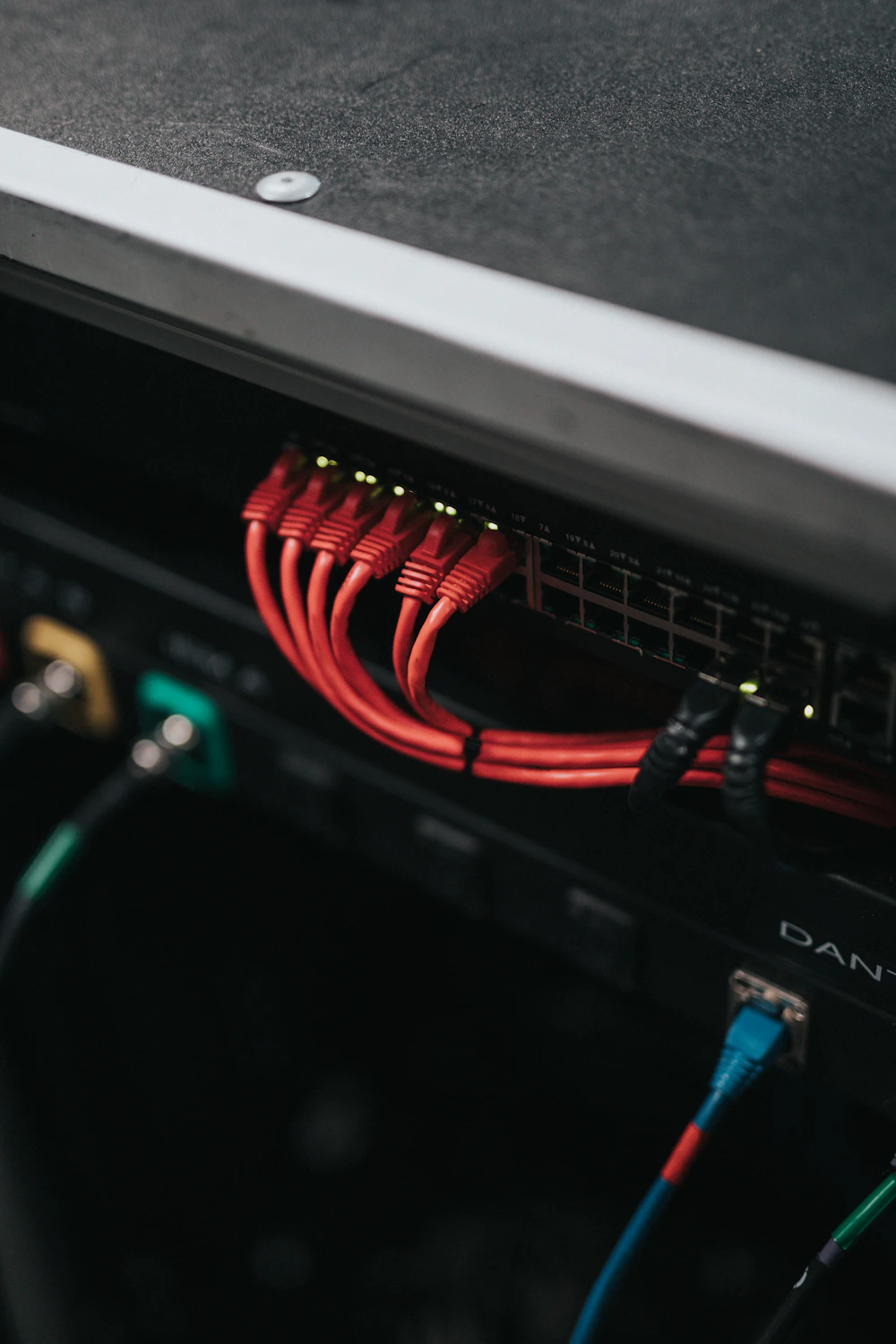 Painel de controle com gráficos de monitoramento de sistemas