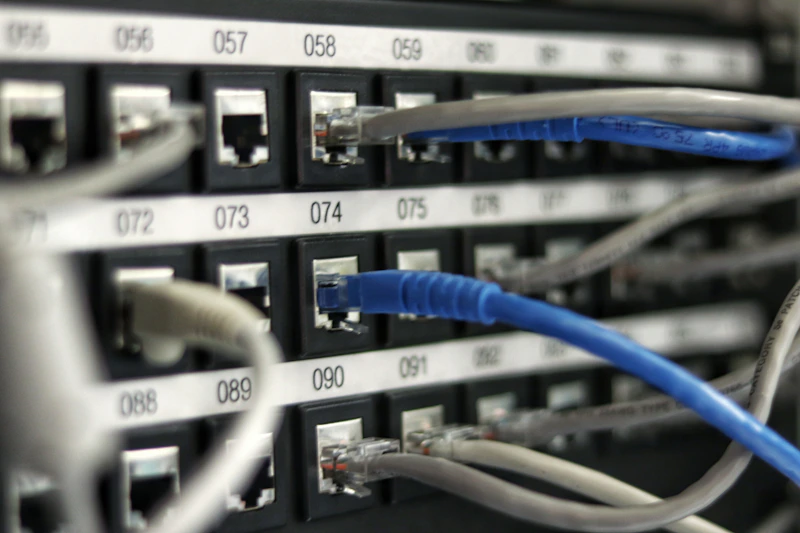 Corredor de servidores em um data center iluminado